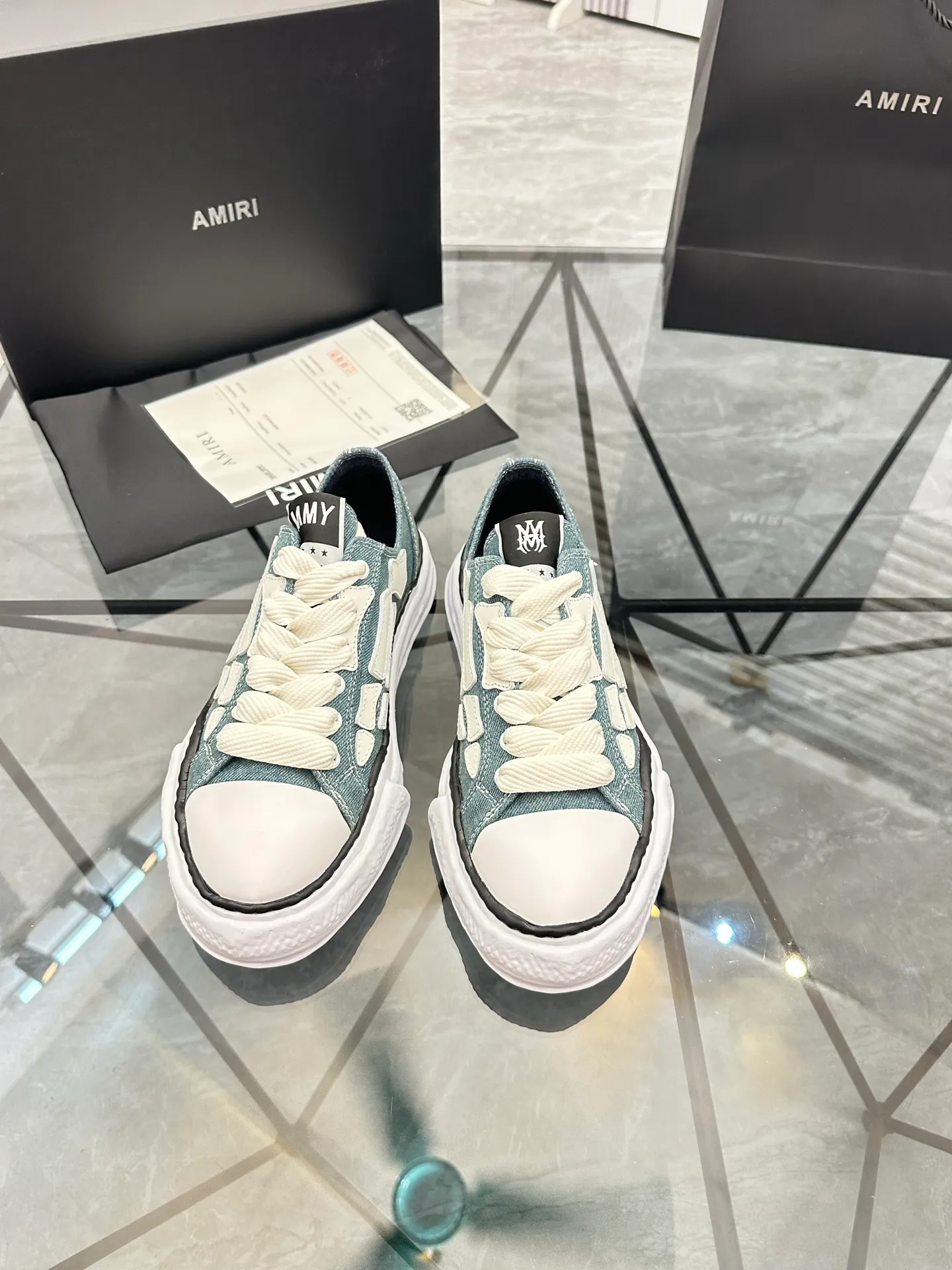 Men's shoes: 💰P520¥ High-end quality Product trademark: AMIRI* "Emil*" low-top casual shoes Regular size: 39-45 (can be customized to 46) Product materials: Upper imported original fabric spliced ​​cowhide, breathable lining, original outsole. Number: 525